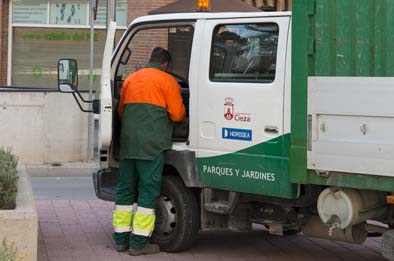 Un operario antes de subir a camión de limpieza