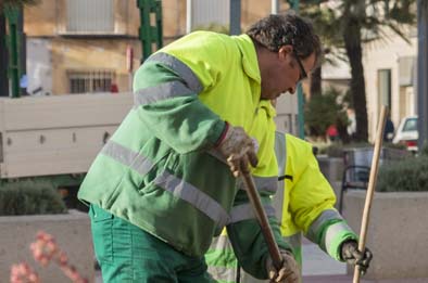 Operarios trabajando en labores de limpieza